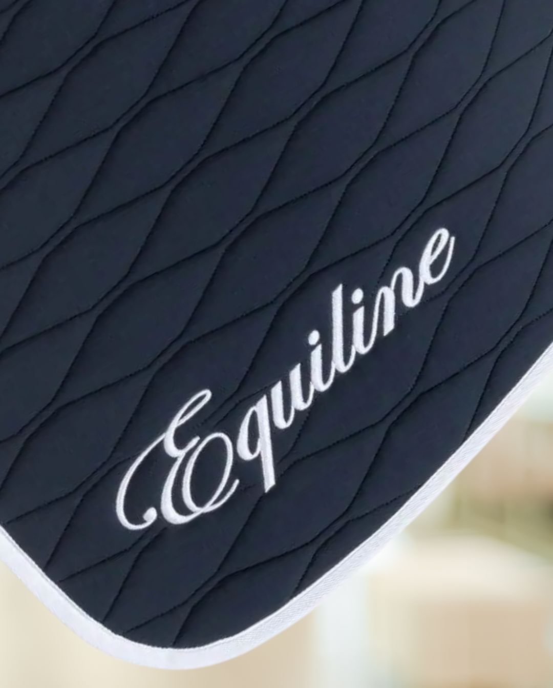 Equiline »Pferde Dressurschabracke Esme Blau, ist eine hochtechnologische, bequeme und stilvolle Innovation, die deine Reitausflüge revolutioniert. Hergestellt aus hochtechnischem Stretchgewebe Artikelnummer es024pb11295-002-dn erhältlich bei www.Hotti24.de