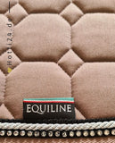 Die vorliegende Datei enthält Informationen über die Equiline Dressurschabracke "Rio" in Braun. Die Artikelnummer für dieses Produkt lautet b01070-799. Diese Dressurschabracke wurde speziell für Dressurreiter entwickelt und zeichnet sich durch ihr elegantes Design und ihre hochwertige Verarbeitung aus. Die Equiline Dressurschabracke "Rio" kann auf der Website www.Hotti24.de erworben werden.