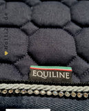 Pferde Dressurschabracke "Rio" von EQUILINE in der Farbe Blau mit der Artikelnummer B01070-DN-002. Diese Dressurschabracke wurde speziell entwickelt, um Ihrem Pferd während der Dressur einen eleganten und komfortablen Sitz zu bieten. Sie können diese Pferde Dressurschabracke auf der Website www.hotti24.de erwerben