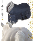 Paddockdecke "Anthurium" für Pferde von EQUILINE. Diese Paddockdecke ist in der Farbe Blau/Grau erhältlich und hat ein Füllgewicht von 200g. Die Artikelnummer für diese Paddockdecke lautet EW123PA11176/2-207. Die "Anthurium" Paddockdecke wurde speziell entwickelt, um Ihr Pferd warm und geschützt zu halten. Sie können diese Paddockdecke auf der Website www.hotti24.de erwerben