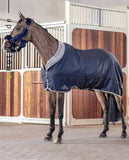 Paddockdecke "Anthurium" für Pferde von EQUILINE. Diese Paddockdecke ist in der Farbe Blau/Grau erhältlich und hat ein Füllgewicht von 200g. Die Artikelnummer für diese Paddockdecke lautet EW123PA11176/2-207. Die "Anthurium" Paddockdecke wurde speziell entwickelt, um Ihr Pferd warm und geschützt zu halten. Sie können diese Paddockdecke auf der Website www.hotti24.de erwerben