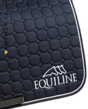 Pferde Dressurschabracke "Outline" von EQUILINE in der Farbe Blau mit der Artikelnummer B01042-DN-002. Diese Dressurschabracke wurde speziell entwickelt, um Ihrem Pferd während der Dressur einen eleganten und komfortablen Sitz zu bieten. Sie können diese Pferde Dressurschabracke auf der Website www.hotti24.de erwerben