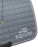 Pferde Dressurschabracke "Outline" von EQUILINE in der Farbe grau mit der Artikelnummer B01042-DN-007. Diese Dressurschabracke wurde speziell entwickelt, um Ihrem Pferd während der Dressur einen eleganten und komfortablen Sitz zu bieten. Sie können diese Pferde Dressurschabracke auf der Website www.hotti24.de erwerben