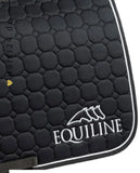 Pferde Springschabracke "Outline" von EQUILINE in der Farbe Schwarz mit der Artikelnummer B01042-N-006. Diese Springschabracke wurde speziell entwickelt, um Ihrem Pferd während des Springreitens einen eleganten und komfortablen Sitz zu bieten. Sie können diese Pferde Springschabracke auf der Website www.hotti24.de erwerben