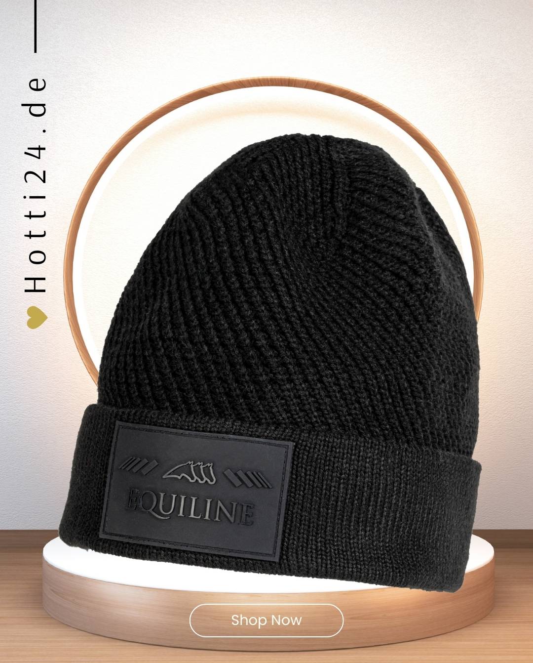 Unisex Mütze "Cabic" von EQUILINE. Diese Mütze ist in der Farbe Schwarz erhältlich und trägt die Artikelnummer EW123PT11435-006. Die "Cabic" Unisex Mütze wurde speziell entwickelt, um Stil und Wärme zu bieten. Sie haben die Möglichkeit, die Mütze von vorne, von der Seite und von hinten zu betrachten, um einen umfassenden Eindruck zu erhalten. Sie können diese Unisex Mütze auf der Website www.hotti24.de erwerben