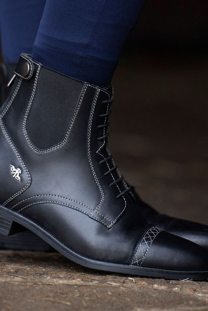  Die HV POLO Damen Stiefelette "Jodphurs Legacy" in Schwarz mit der Artikelnummer 2003093502-9545 ist bei www.Hotti24.de erhältlich.