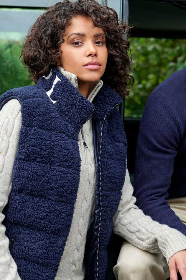 Die vorliegende Datei enthält Informationen über die HV POLO Damen Weste "Dayla" in der Farbe Blau mit der Artikelnummer 0405093551-5001. Diese Weste wurde speziell für Damen entwickelt, um sie warm zu halten und gleichzeitig stilvoll auszusehen.  Sie können diese Damen Weste auf der Website www.Hotti24.de erwerben.