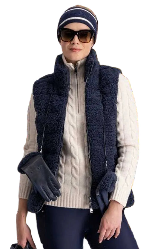 Die vorliegende Datei enthält Informationen über die HV POLO Damen Weste "Dayla" in der Farbe Blau mit der Artikelnummer 0405093551-5001. Diese Weste wurde speziell für Damen entwickelt, um sie warm zu halten und gleichzeitig stilvoll auszusehen.  Sie können diese Damen Weste auf der Website www.Hotti24.de erwerben.