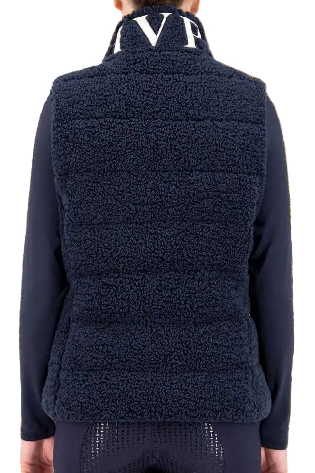 Die vorliegende Datei enthält Informationen über die HV POLO Damen Weste "Dayla" in der Farbe Blau mit der Artikelnummer 0405093551-5001. Diese Weste wurde speziell für Damen entwickelt, um sie warm zu halten und gleichzeitig stilvoll auszusehen.  Sie können diese Damen Weste auf der Website www.Hotti24.de erwerben.