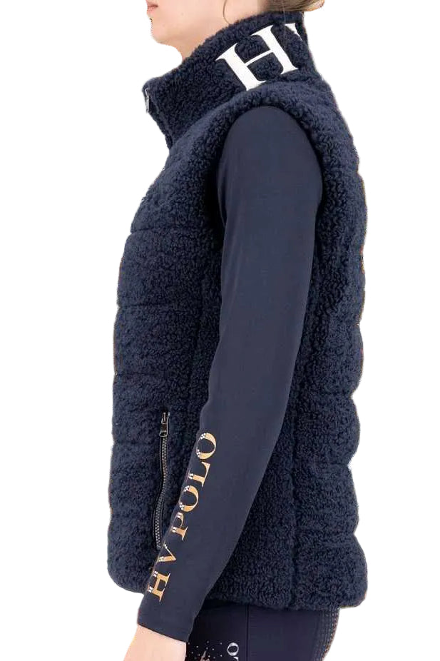 Die vorliegende Datei enthält Informationen über die HV POLO Damen Weste "Dayla" in der Farbe Blau mit der Artikelnummer 0405093551-5001. Diese Weste wurde speziell für Damen entwickelt, um sie warm zu halten und gleichzeitig stilvoll auszusehen.  Sie können diese Damen Weste auf der Website www.Hotti24.de erwerben.