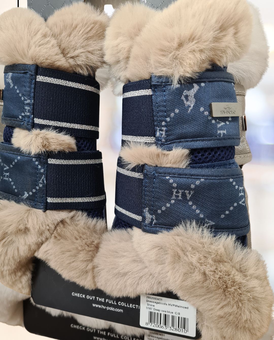 HV Polo »Pferde Dressurgamaschen HVPWelmoed Shine Blau - Aus Allover-Jacquard-Material gefertigt, anatomisch geformt und mit zusätzlichem Schutz an der Aufprallzone des Pferdebeins Artikelnummer 2802093451-5187 erhältlich bei www.Hotti24.de - Gamsche Details