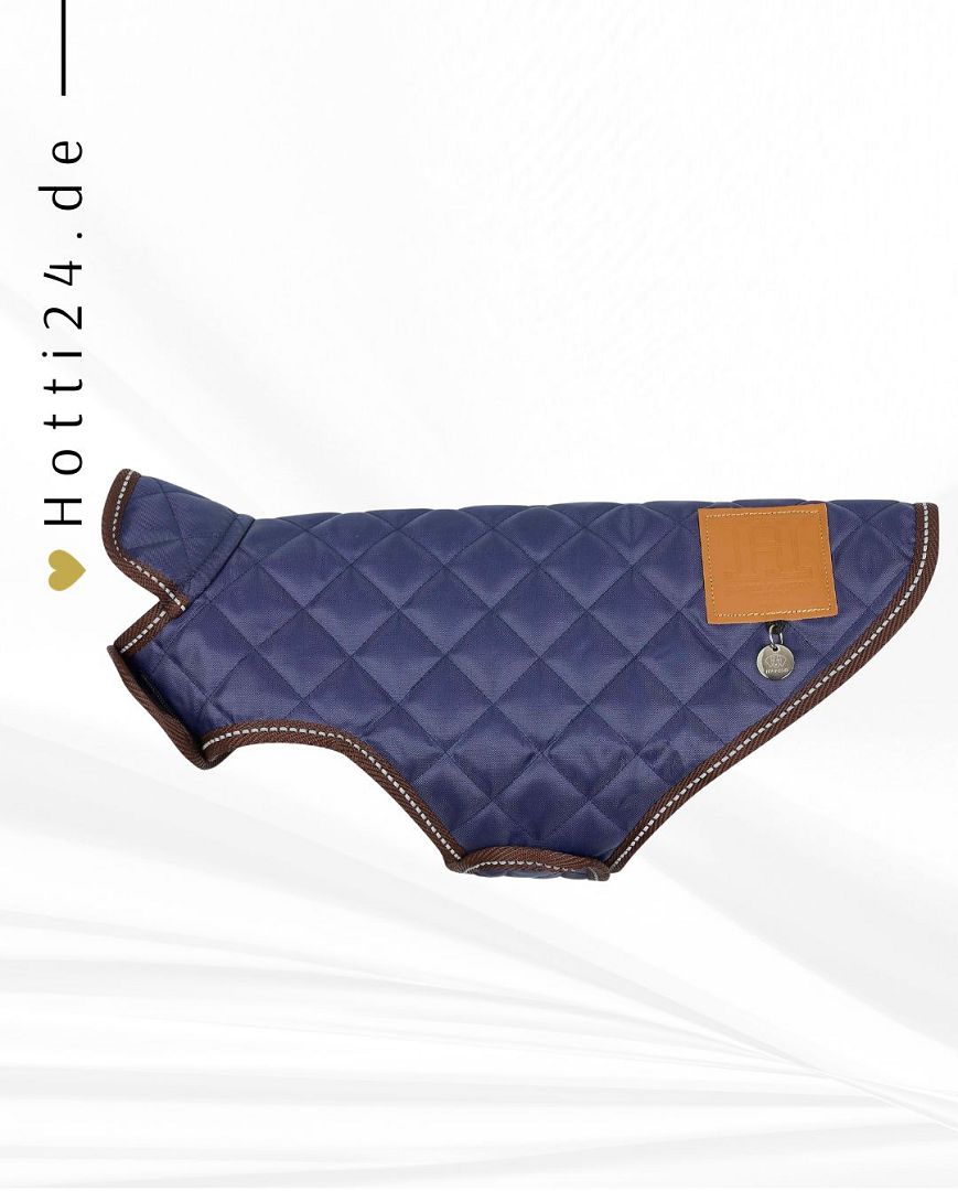 Der HV POLO Hundemantel "Bobby" in Blau mit der Artikelnummer 3404093518-5001 ist ein hochwertiger Mantel für Ihren vierbeinigen Freund. Er sorgt dafür, dass Ihr Hund warm und trocken bleibt, insbesondere bei kaltem oder nassem Wetter. Dieser schicke Hundemantel in Blau ist nicht nur funktional, sondern verleiht Ihrem Hund auch einen modischen Look. Sie können diesen Hundemantel auf www.Hotti24.de erwerben.