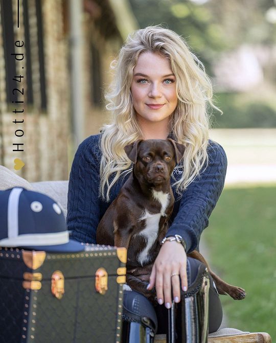 Der HV POLO Damen Pullover "Dunya" in Blau mit der Artikelnummer 0401093560-5001 kann auf der Website www.Hotti24.de erworben werden.