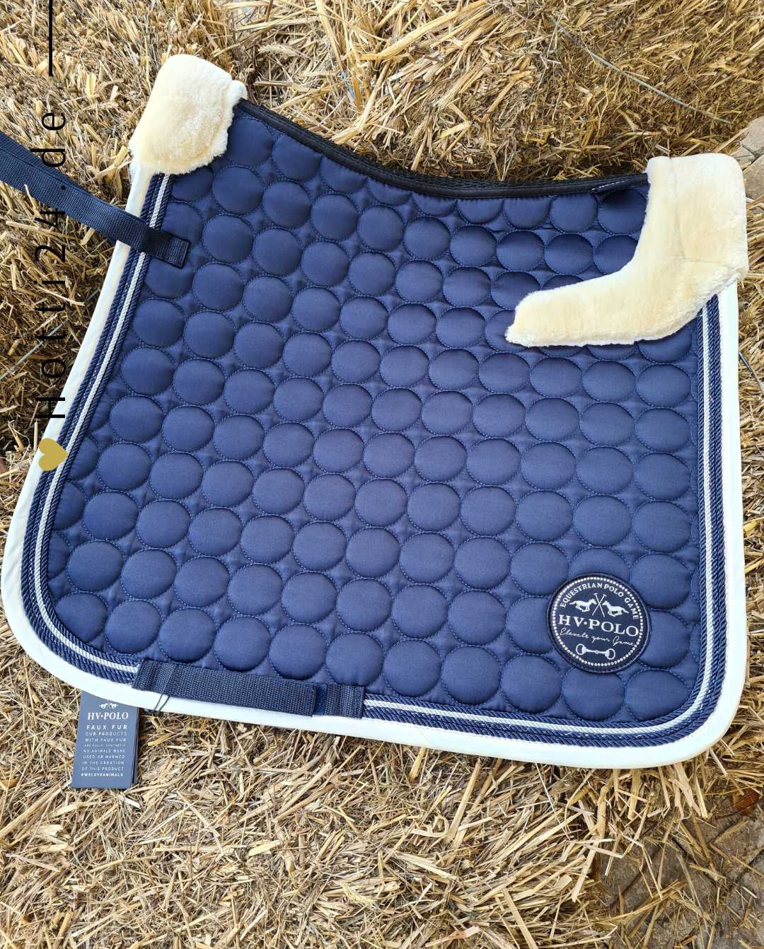 Pferde Dressurschabracke "Furry" von HV POLO in der Farbe BLAU mit der Artikelnummer 0802093200-5001. Diese Dressurschabracke wurde speziell entwickelt, um Ihrem Pferd während der Dressur einen eleganten und komfortablen Sitz zu bieten. Sie können diese Pferde Dressurschabracke auf der Website www.hotti24.de erwerben