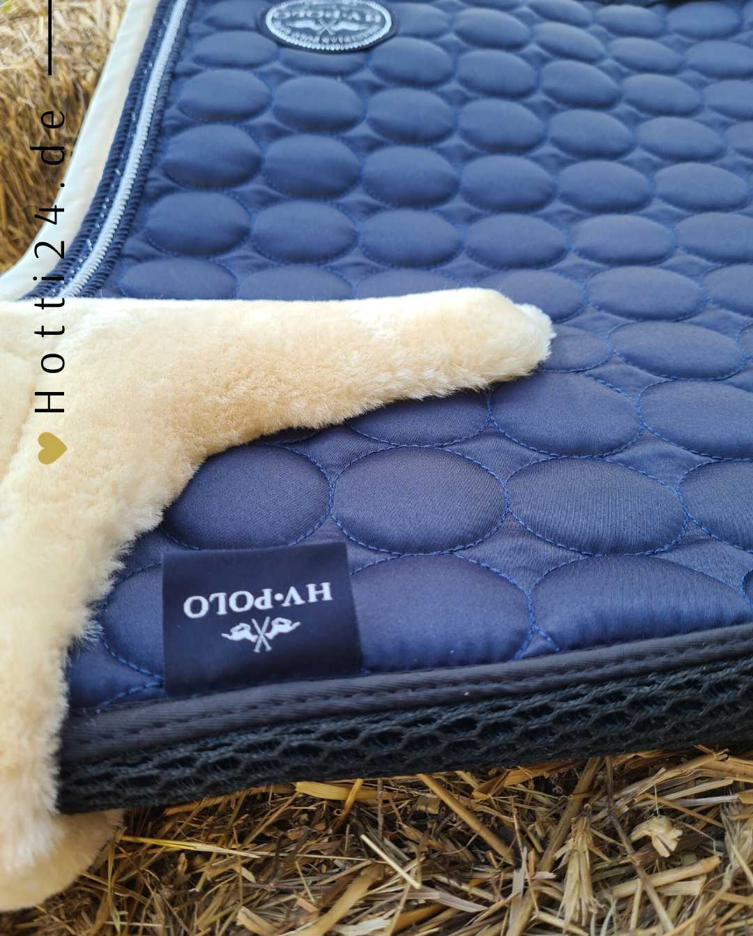 Pferde Dressurschabracke "Furry" von HV POLO in der Farbe BLAU mit der Artikelnummer 0802093200-5001. Diese Dressurschabracke wurde speziell entwickelt, um Ihrem Pferd während der Dressur einen eleganten und komfortablen Sitz zu bieten. Sie können diese Pferde Dressurschabracke auf der Website www.hotti24.de erwerben