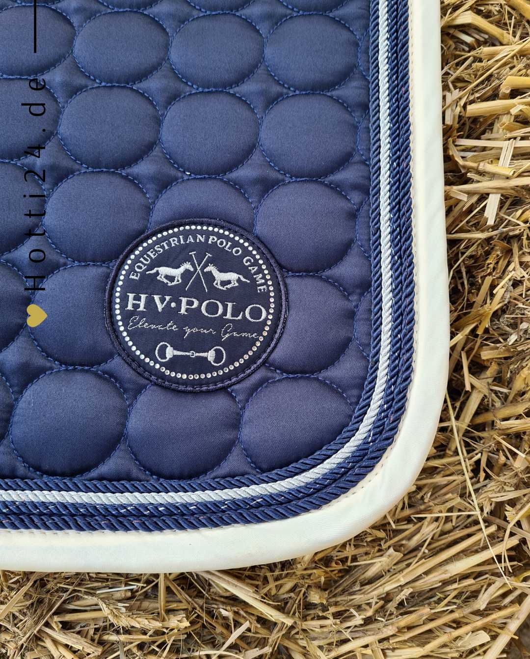 Pferde Dressurschabracke "Furry" von HV POLO in der Farbe BLAU mit der Artikelnummer 0802093200-5001. Diese Dressurschabracke wurde speziell entwickelt, um Ihrem Pferd während der Dressur einen eleganten und komfortablen Sitz zu bieten. Sie können diese Pferde Dressurschabracke auf der Website www.hotti24.de erwerben