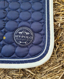 Pferde Dressurschabracke "Furry" von HV POLO in der Farbe BLAU mit der Artikelnummer 0802093200-5001. Diese Dressurschabracke wurde speziell entwickelt, um Ihrem Pferd während der Dressur einen eleganten und komfortablen Sitz zu bieten. Sie können diese Pferde Dressurschabracke auf der Website www.hotti24.de erwerben
