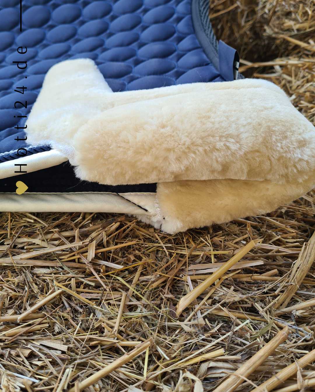 Pferde Dressurschabracke "Furry" von HV POLO in der Farbe BLAU mit der Artikelnummer 0802093200-5001. Diese Dressurschabracke wurde speziell entwickelt, um Ihrem Pferd während der Dressur einen eleganten und komfortablen Sitz zu bieten. Sie können diese Pferde Dressurschabracke auf der Website www.hotti24.de erwerben