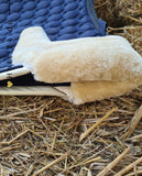Pferde Dressurschabracke "Furry" von HV POLO in der Farbe BLAU mit der Artikelnummer 0802093200-5001. Diese Dressurschabracke wurde speziell entwickelt, um Ihrem Pferd während der Dressur einen eleganten und komfortablen Sitz zu bieten. Sie können diese Pferde Dressurschabracke auf der Website www.hotti24.de erwerben