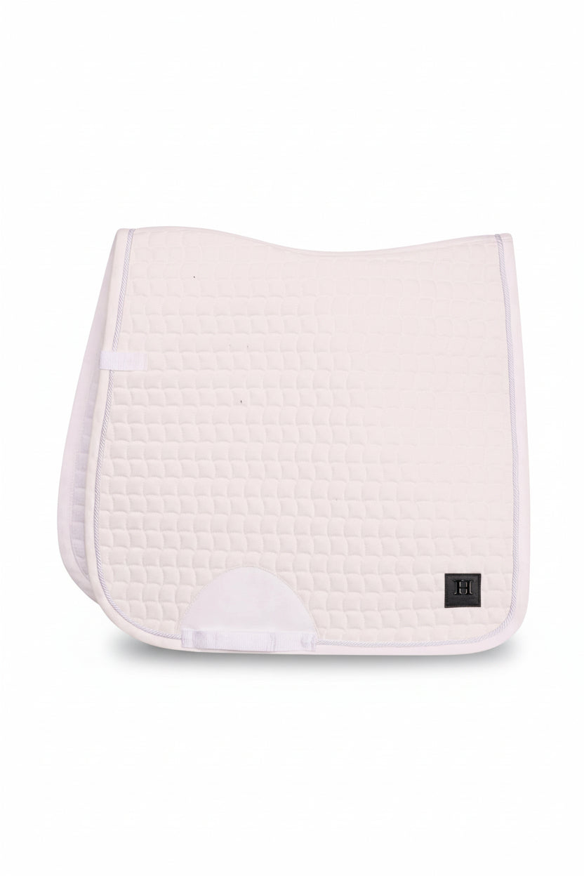 Pferde Dressurschabracke "Dae" von HV POLO in der Farbe Weiß mit der Artikelnummer 0802093512-0001. Diese Dressurschabracke wurde speziell entwickelt, um Ihrem Pferd während der Dressur einen eleganten und komfortablen Sitz zu bieten. Sie können diese Pferde Dressurschabracke auf der Website www.hotti24.de erwerben.
