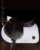 Pferde Dressurschabracke "Dae" von HV POLO in der Farbe Weiß mit der Artikelnummer 0802093512-0001. Diese Dressurschabracke wurde speziell entwickelt, um Ihrem Pferd während der Dressur einen eleganten und komfortablen Sitz zu bieten. Sie können diese Pferde Dressurschabracke auf der Website www.hotti24.de erwerben.