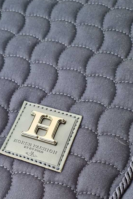 Die vorliegende Datei enthält Informationen über die Pferde Dressurschabracke "Dae" von HV POLO in der Farbe Blau mit der Artikelnummer 0802093512-5001. Diese Dressurschabracke wurde speziell entwickelt, um Ihrem Pferd Komfort und Stil während des Dressurreitens zu bieten. Sie ist erhältlich unter www.Hotti24.de.