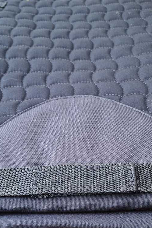 Die vorliegende Datei enthält Informationen über die Pferde Dressurschabracke "Dae" von HV POLO in der Farbe Blau mit der Artikelnummer 0802093512-5001. Diese Dressurschabracke wurde speziell entwickelt, um Ihrem Pferd Komfort und Stil während des Dressurreitens zu bieten. Sie ist erhältlich unter www.Hotti24.de.
