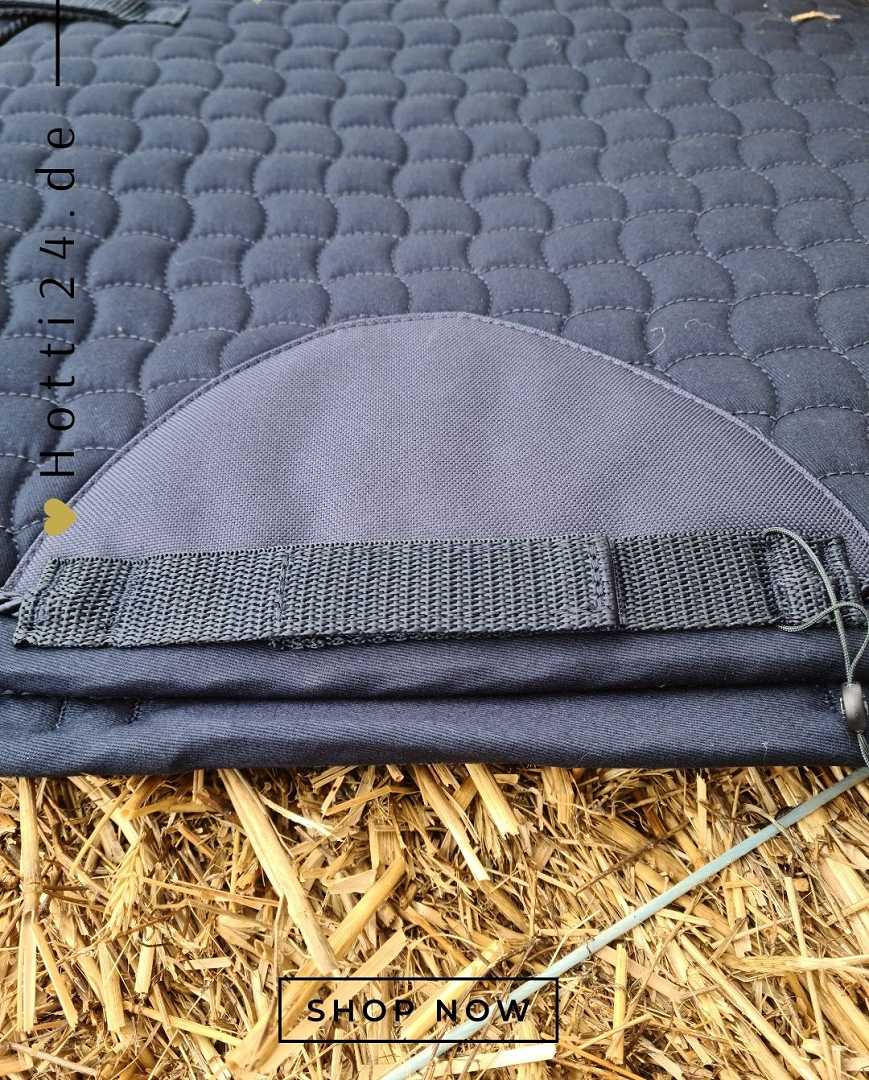Die vorliegende Datei enthält Informationen über die Pferde Dressurschabracke "Dae" von HV POLO in der Farbe Blau mit der Artikelnummer 0802093512-5001. Diese Dressurschabracke wurde speziell entwickelt, um Ihrem Pferd Komfort und Stil während des Dressurreitens zu bieten. Sie ist erhältlich unter www.Hotti24.de.