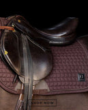 Pferde Dressurschabracke "Dae" von HV POLO in der Farbe Braun mit der Artikelnummer 0802093512-8026. Diese Dressurschabracke wurde speziell entwickelt, um Ihrem Pferd während der Dressur einen eleganten und komfortablen Sitz zu bieten. Sie können diese Pferde Dressurschabracke auf der Website www.hotti24.de erwerben