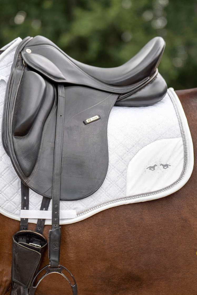 Pferde Springschabracke "Skye" von HV POLO in der Farbe Weiß mit der Artikelnummer 0801093504-0001. Diese Springschabracke wurde speziell entwickelt, um Ihrem Pferd während des Springreitens einen eleganten und komfortablen Sitz zu bieten. Sie können diese Pferde Springschabracke auf der Website www.hotti24.de erwerben