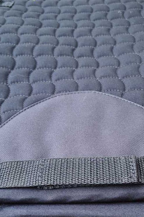 Die vorliegende Datei enthält Informationen über die Pferde Vielseitigkeitsschabracke "Dae" von HV POLO in der Farbe Blau mit der Artikelnummer 0801093512-5001. Diese Vielseitigkeitsschabracke wurde speziell entwickelt, um Ihrem Pferd Komfort und Schutz während verschiedener Reitdisziplinen zu bieten.  Sie ist erhältlich unter www.Hotti24.de.