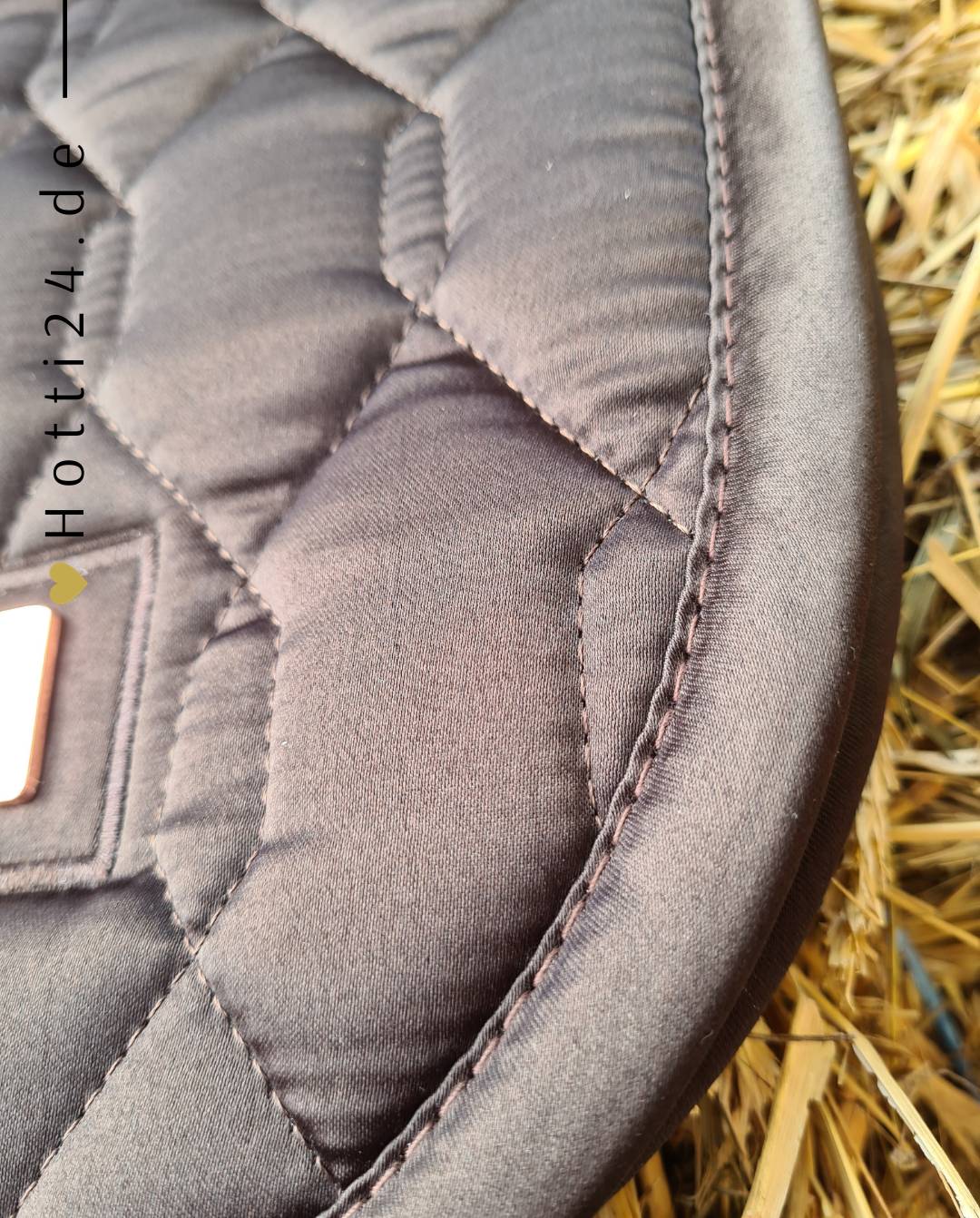 Pferde Vielseitigkeitsschabracke "Welmoed Simple Shine" von HV POLO in der Farbe Braun mit der Artikelnummer 0801093457-8026. Diese Schabracke wurde speziell entwickelt, um Ihrem Pferd während vielseitiger Reitaktivitäten einen eleganten und komfortablen Sitz zu bieten. Sie können diese Pferde Vielseitigkeitsschabracke auf der Website www.hotti24.de erwerben.