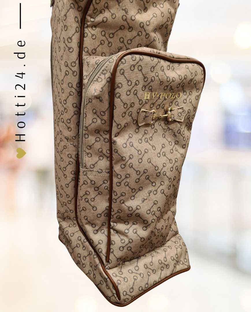 HV Polo präsentiert die Stiefeltasche Cecile Bit mit der Artikelnummer 3404093431-1025 in der Farbe Beige. Diese Stiefeltasche bietet eine stilvolle und praktische Lösung für den Transport und die Aufbewahrung von Reitstiefeln. Für weitere Informationen und die Möglichkeit zum Kauf besuchen Sie bitte die Website www.Hotti24.de