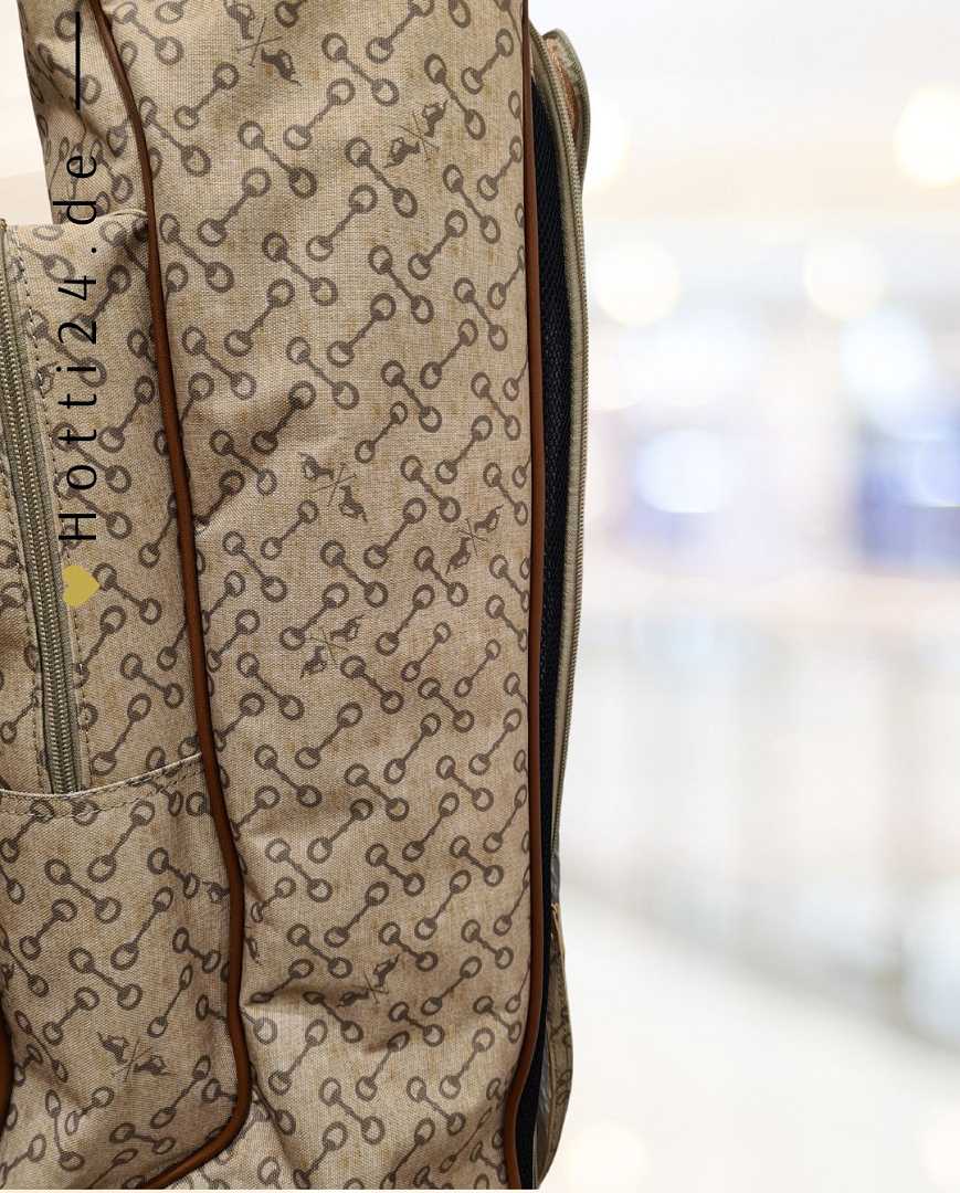 HV Polo präsentiert die Stiefeltasche Cecile Bit mit der Artikelnummer 3404093431-1025 in der Farbe Beige. Diese Stiefeltasche bietet eine stilvolle und praktische Lösung für den Transport und die Aufbewahrung von Reitstiefeln. Für weitere Informationen und die Möglichkeit zum Kauf besuchen Sie bitte die Website www.Hotti24.de