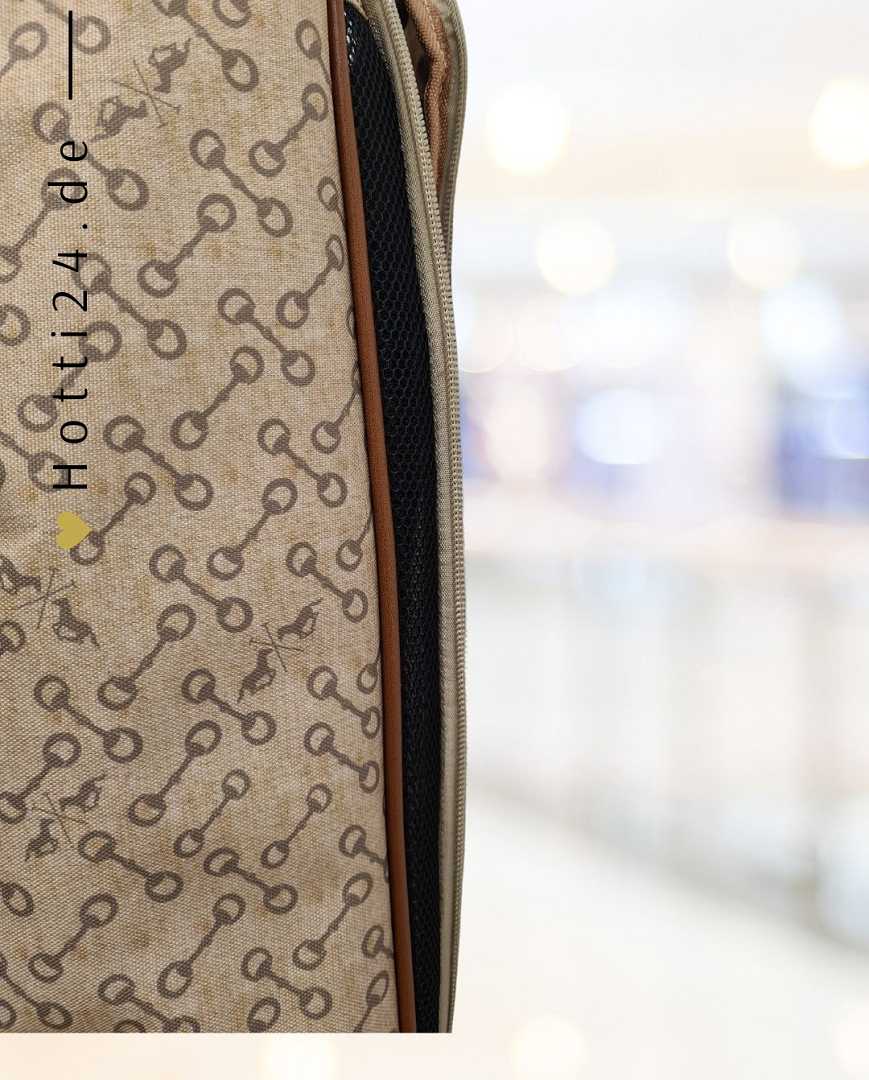 HV Polo präsentiert die Stiefeltasche Cecile Bit mit der Artikelnummer 3404093431-1025 in der Farbe Beige. Diese Stiefeltasche bietet eine stilvolle und praktische Lösung für den Transport und die Aufbewahrung von Reitstiefeln. Für weitere Informationen und die Möglichkeit zum Kauf besuchen Sie bitte die Website www.Hotti24.de