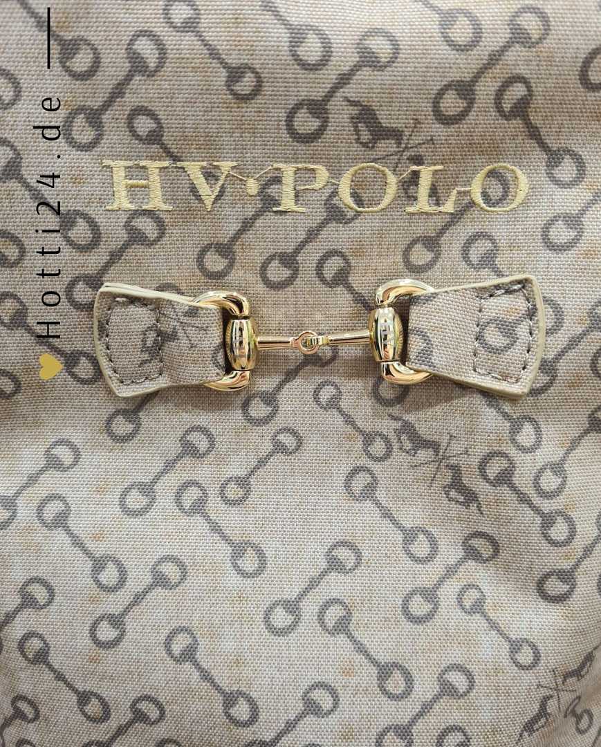 HV Polo präsentiert die Stiefeltasche Cecile Bit mit der Artikelnummer 3404093431-1025 in der Farbe Beige. Diese Stiefeltasche bietet eine stilvolle und praktische Lösung für den Transport und die Aufbewahrung von Reitstiefeln. Für weitere Informationen und die Möglichkeit zum Kauf besuchen Sie bitte die Website www.Hotti24.de
