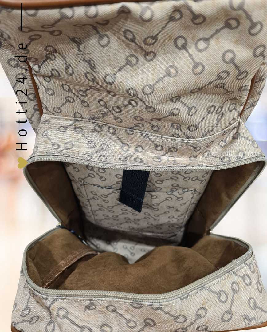 HV Polo präsentiert die Stiefeltasche Cecile Bit mit der Artikelnummer 3404093431-1025 in der Farbe Beige. Diese Stiefeltasche bietet eine stilvolle und praktische Lösung für den Transport und die Aufbewahrung von Reitstiefeln. Für weitere Informationen und die Möglichkeit zum Kauf besuchen Sie bitte die Website www.Hotti24.de
