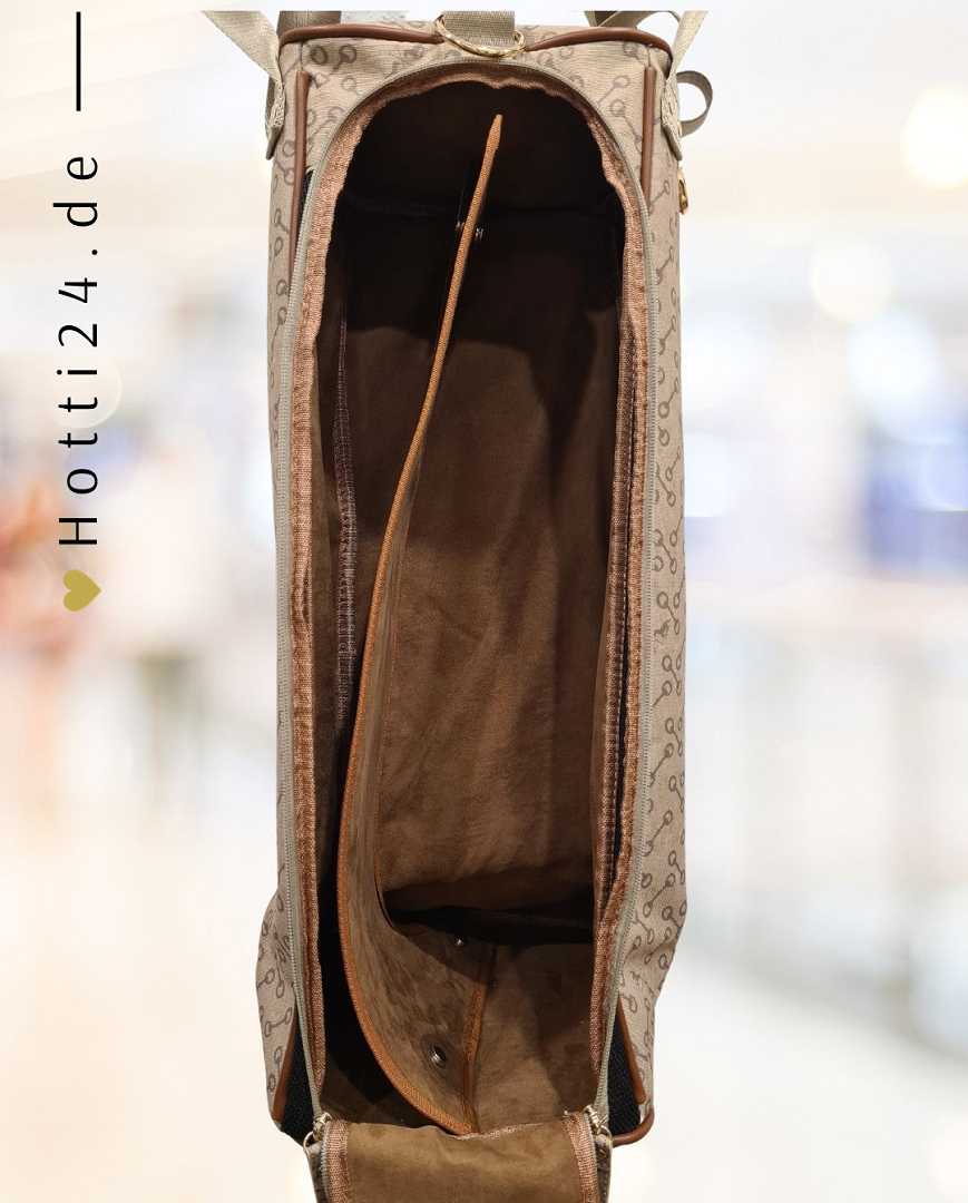 HV Polo präsentiert die Stiefeltasche Cecile Bit mit der Artikelnummer 3404093431-1025 in der Farbe Beige. Diese Stiefeltasche bietet eine stilvolle und praktische Lösung für den Transport und die Aufbewahrung von Reitstiefeln. Für weitere Informationen und die Möglichkeit zum Kauf besuchen Sie bitte die Website www.Hotti24.de