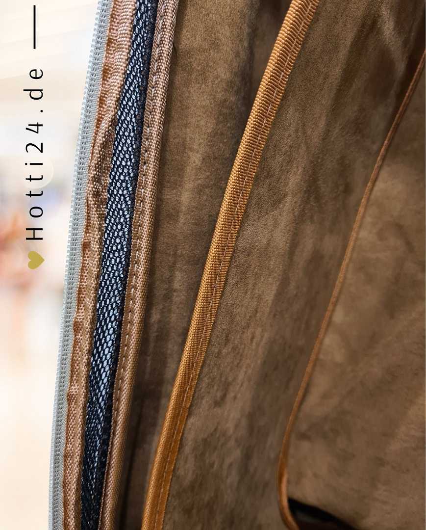 HV Polo präsentiert die Stiefeltasche Cecile Bit mit der Artikelnummer 3404093431-1025 in der Farbe Beige. Diese Stiefeltasche bietet eine stilvolle und praktische Lösung für den Transport und die Aufbewahrung von Reitstiefeln. Für weitere Informationen und die Möglichkeit zum Kauf besuchen Sie bitte die Website www.Hotti24.de