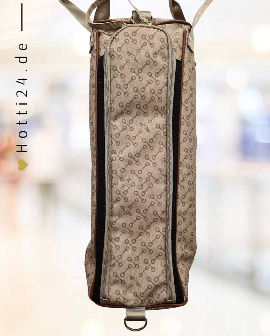 HV Polo präsentiert die Stiefeltasche Cecile Bit mit der Artikelnummer 3404093431-1025 in der Farbe Beige. Diese Stiefeltasche bietet eine stilvolle und praktische Lösung für den Transport und die Aufbewahrung von Reitstiefeln. Für weitere Informationen und die Möglichkeit zum Kauf besuchen Sie bitte die Website www.Hotti24.de
