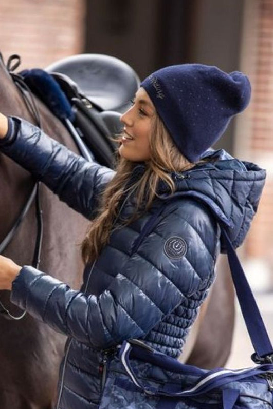 Imperial Riding Beanie "Imperial Chic" in Navy (Artikelnummer: KL20321010-5001) ist ein modisches Accessoire, das nicht nur warm hält, sondern auch einen Hauch von Eleganz verleiht. Diese Beanie ist in einem klassischen Navy-Blau erhältlich und perfekt für Pferdeliebhaber und Reiter. Sie können dieses stilvolle Beanie auf www.Hotti24.de erwerben, um sich warm und schick zu halten.