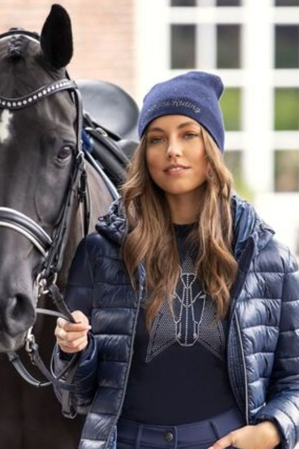 Imperial Riding Beanie "Imperial Chic" in Navy (Artikelnummer: KL20321010-5001) ist ein modisches Accessoire, das nicht nur warm hält, sondern auch einen Hauch von Eleganz verleiht. Diese Beanie ist in einem klassischen Navy-Blau erhältlich und perfekt für Pferdeliebhaber und Reiter. Sie können dieses stilvolle Beanie auf www.Hotti24.de erwerben, um sich warm und schick zu halten.