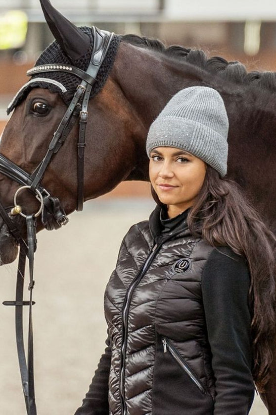 Die Imperial Riding Beanie "Twinkle Star" in Pearl Grey (Artikelnummer: KL20322001-7106) ist ein stilvolles und praktisches Accessoire für Reiter. Mit ihrem trendigen Design und ihrer Wärmeisolierung eignet sich diese Beanie perfekt für kalte Tage im Stall oder während des Reitens. Sie können die "Twinkle Star" Beanie auf www.Hotti24.de erwerben, um Ihr Outfit zu vervollkommnen und gleichzeitig warm zu bleiben.
