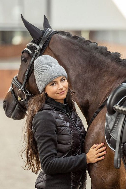 Die Imperial Riding Beanie "Twinkle Star" in Pearl Grey (Artikelnummer: KL20322001-7106) ist ein stilvolles und praktisches Accessoire für Reiter. Mit ihrem trendigen Design und ihrer Wärmeisolierung eignet sich diese Beanie perfekt für kalte Tage im Stall oder während des Reitens. Sie können die "Twinkle Star" Beanie auf www.Hotti24.de erwerben, um Ihr Outfit zu vervollkommnen und gleichzeitig warm zu bleiben.