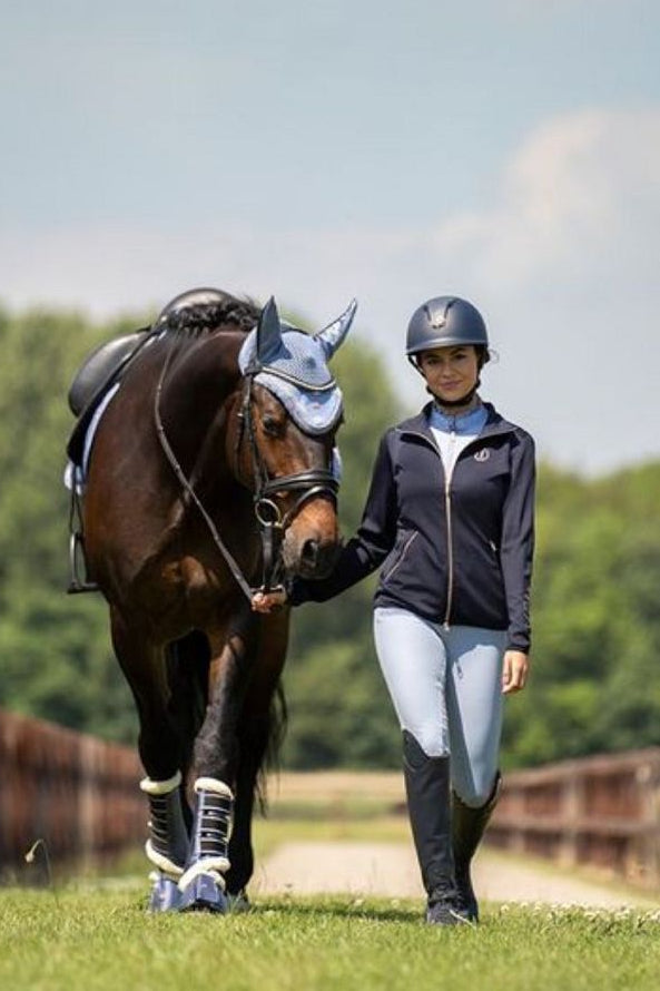 Imperial Riding präsentiert die Damenjacke Sporty Sparks mit der Artikelnummer KL34123000-5001 in der Farbe Navy. Diese Jacke kombiniert Funktionalität mit modischem Design und ist ideal für sportliche Aktivitäten. Für weitere Details und die Möglichkeit zum Kauf besuchen Sie bitte die Website www.Hotti24.de.