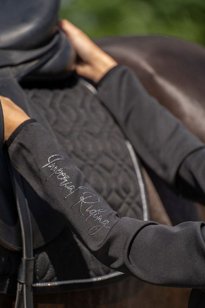 Imperial Riding präsentiert die Damenjacke Sporty Sparks mit der Artikelnummer KL34123000-9000 in der Farbe Black. Diese Jacke kombiniert Funktionalität mit modischem Design und ist ideal für sportliche Aktivitäten. Für weitere Informationen und die Möglichkeit zum Kauf besuchen Sie bitte die Website www.Hotti24.de.