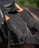Imperial Riding präsentiert die Damenjacke Sporty Sparks mit der Artikelnummer KL34123000-9000 in der Farbe Black. Diese Jacke kombiniert Funktionalität mit modischem Design und ist ideal für sportliche Aktivitäten. Für weitere Informationen und die Möglichkeit zum Kauf besuchen Sie bitte die Website www.Hotti24.de.