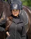 Imperial Riding präsentiert die Damenjacke Sporty Sparks mit der Artikelnummer KL34123000-9000 in der Farbe Black. Diese Jacke kombiniert Funktionalität mit modischem Design und ist ideal für sportliche Aktivitäten. Für weitere Informationen und die Möglichkeit zum Kauf besuchen Sie bitte die Website www.Hotti24.de.