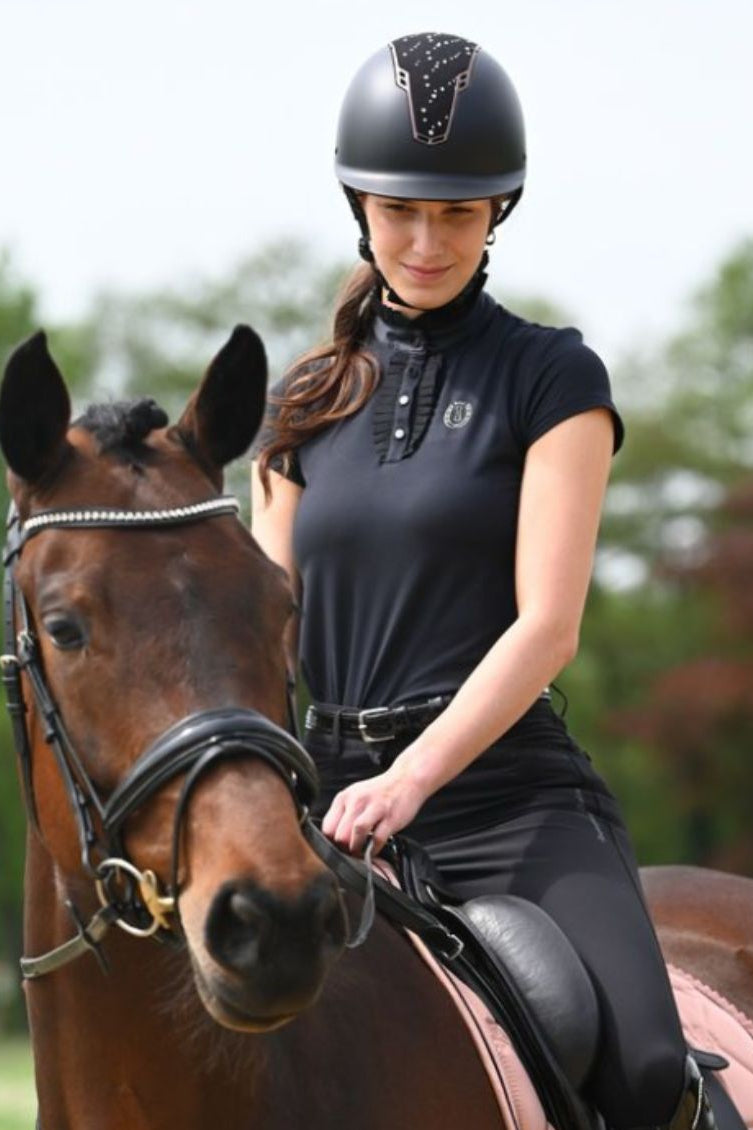 Imperial Riding »Damen T-Shirt IRHTriumph Schwarz, hat Flügelärmel, einen Knopfverschluss und ein Plissee-Detail im Kragen und neben dem Knopfverschluss Artikelnummer kl35123013-9000 erhältlich bei www.Hotti24.de