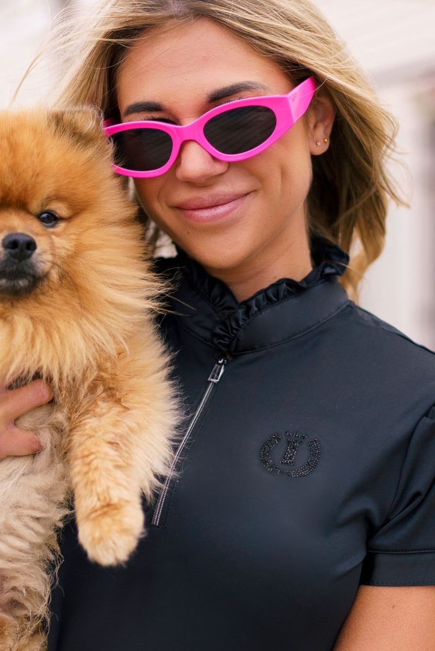 Imperial Riding »Damen T-Shirt IRHANna Schwarz, mit einem halben Reißverschluss, glänzenden Satin-Jersey-Einsätzen und Stehkragen mit Rüschen. Strassknöpfe am vorderen Verschluss, kurze Puffärmel Artikelnummer kl35122012-9000 erhältlich bei www.Hotti24.de